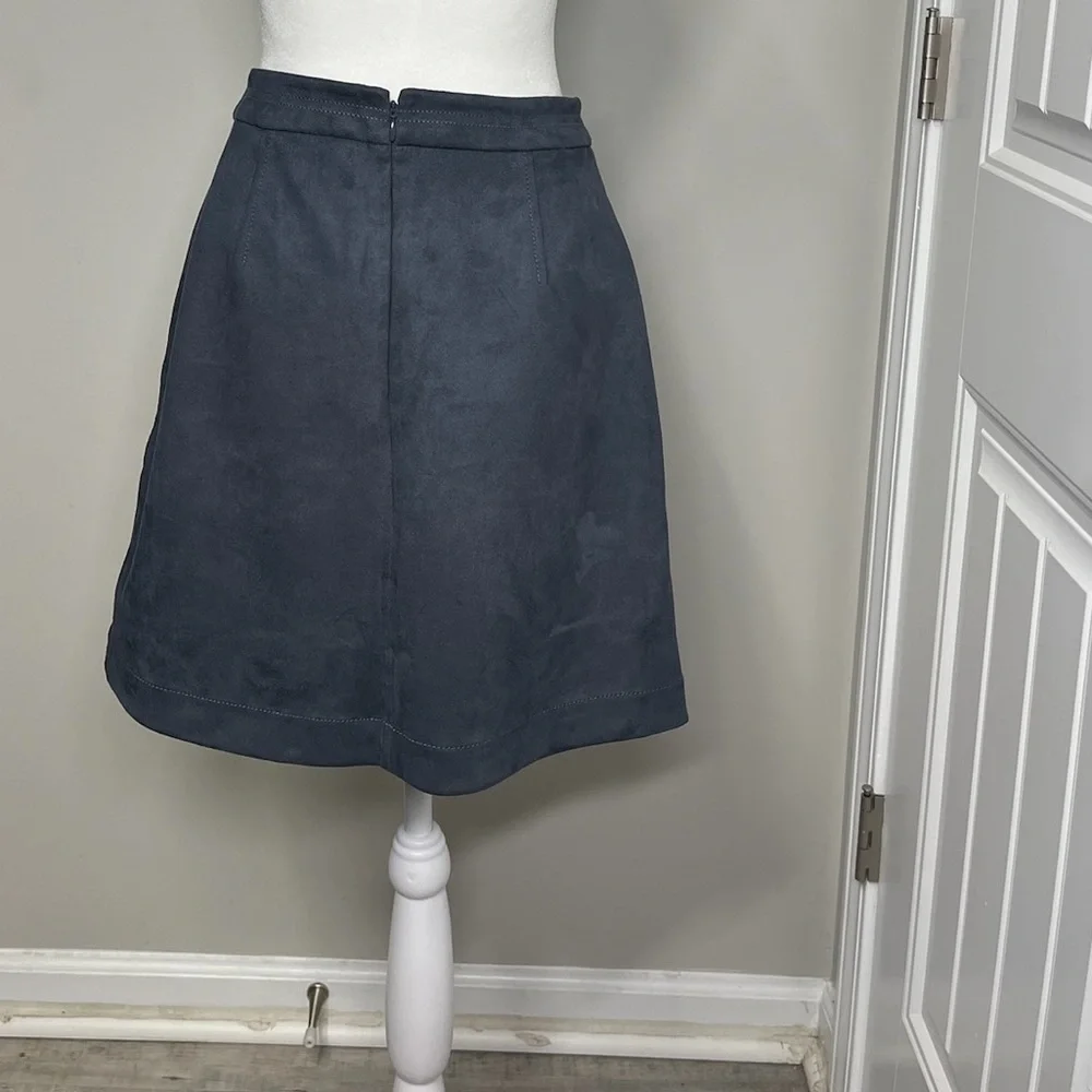 LOFT , faux suede skirt, size 4, gold zippers, CB33